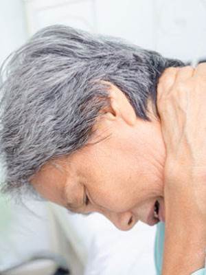 56歲阿姨：護工變保姆，伺候5口人，每月倒貼4萬塊，我圖啥？