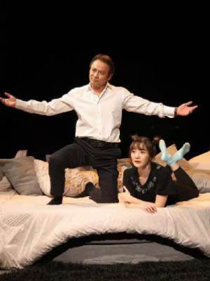 甜膩女聲從臥室傳出來