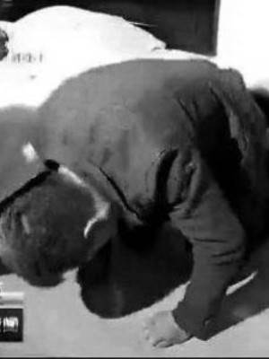 我笑了，重男輕女的父親，居然向我下跪認罪