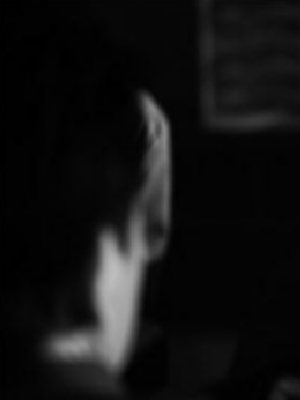 她在深夜盯著我