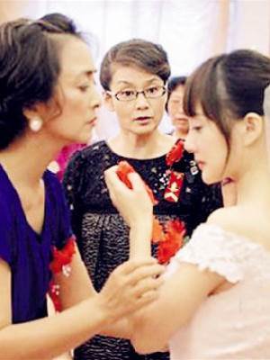 她賣力討好著老公的舊情人