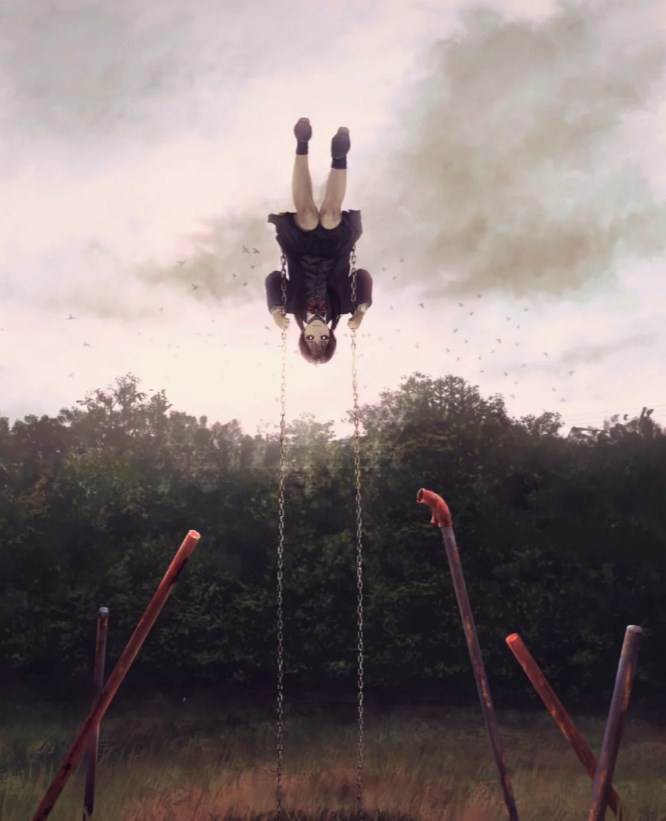 秋千上的小女孩